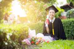 快乐毕业学生女孩祝贺你教育成功