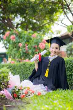 快乐毕业学生女孩祝贺你教育成功