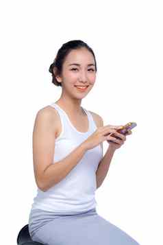 美丽的亚洲女人持有空白屏幕智能手机白色