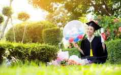 快乐毕业学生女孩祝贺你教育成功