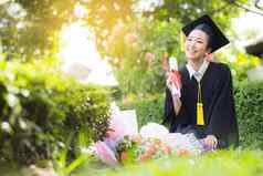 快乐毕业学生女孩祝贺你教育成功