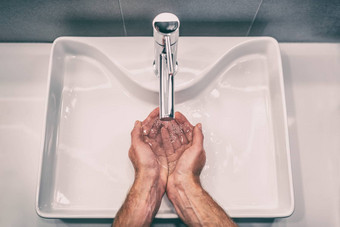 洗手肥皂工作浴室水槽男人。手护理卫生冠状病毒爆发预防电晕病毒流感大流行预防措施洗手经常秒