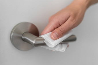 冠状病毒科维德预防清洁女人擦拭门把手抗菌消毒擦杀死电晕病毒表面触碰公共浴室处理组织