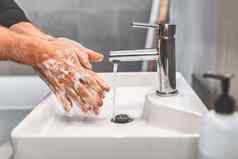 洗手肥皂温暖的水秒电晕病毒科维德预防工作男人。电晕病毒卫生停止传播冠状病毒