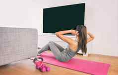 首页健身女人强度培训ABS仰卧起坐体重地板上练习看在线转播画面锻炼网络视频在同一聪明的生活房间房子公寓
