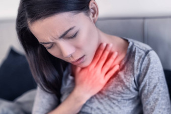 科维德电晕病毒症状肺炎呼吸急促呼吸发热身体疼痛呼吸困难亚洲女人生病的冠状病毒红色的区域显示疼痛