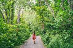 户外夏天走自然森林公园女孩享受在户外自由隔离检疫科维德爆发女人红色的衣服走森林小道路径