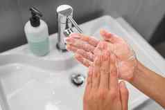 洗手摩擦肥皂棕榈狠揍泡沫泡沫电晕病毒科维德预防卫生停止传播冠状病毒女人洗手一步浴室水槽