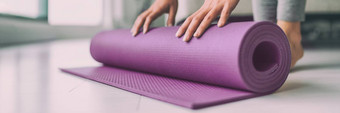 瑜伽首页女人滚动粉红色的锻炼席生活房间开始温暖的冥想Zen健康横幅全景公寓生活房间生活方式