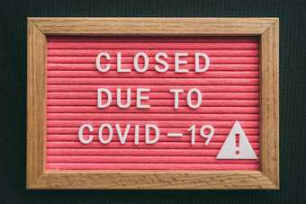 冠状病毒商店关闭标志关闭由于科维德消息董事会零售业务科维德流感大流行爆发政府关闭餐厅面包店至关重要的服务粉红色的信