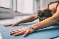 瑜伽冥想健康背景女人蔡尔兹构成拉伸锻炼席培训健身类首页健身房活跃的生活