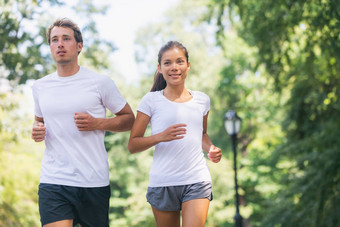 运行比赛跑步者锻炼城市公园走慈善机构好处穿白色t恤体育运动健身朋友运行户外健康的活跃的生活方式亚洲女人男人。夫妇