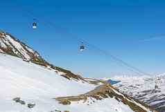视图高山滑雪坡电缆车电梯