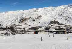 滑雪者跑道高山滑雪度假胜地