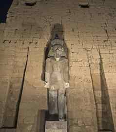 古老的埃及雕像雕刻墙寺庙