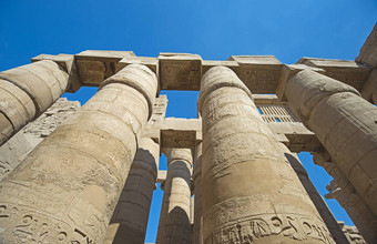 古老的埃及象形文字雕刻列寺庙