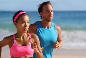 夫妇跑步者运行海滩跨种族年轻的成年人亚洲女人高加索人男人。培训有氧运动户外锻炼慢跑