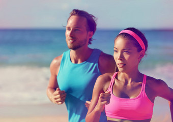 夫妇运动员跑步者运行海滩跨种族年轻的成年人亚洲女人高加索人男人。培训有氧运动户外锻炼慢跑照片过滤后的粉红色的颜色过滤器