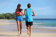 健身运动员运行海滩人慢跑光着脚沙子热带旅行目的地健康的适合年轻的成年人肌肉发达的苗条的腿培训有氧运动