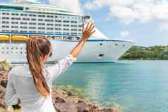 快乐快乐的女人挥舞着再见手标志巡航船加勒比奢侈品旅行假期概念船离开港旅游人问候