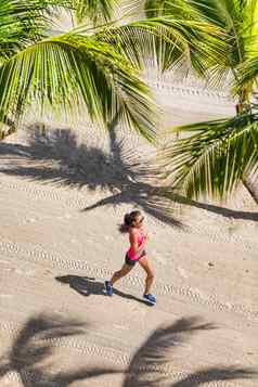 健康的活跃的生活方式体育运动女人运行锻炼锻炼热带海滩棕榈树视图地面沙子健康健身概念