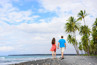夫妇走夏威夷隐蔽的黑色的沙子火山海滩大岛夏威夷夏威夷目的地热带旅行夏天假期人放松走