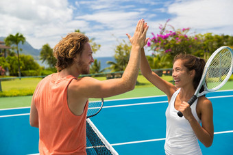 健身体育运动网球夫妇给高精力充沛的有趣的混合双游戏网球球员朋友有趣的适合体育运动酒店夏天旅行假期亚洲女人高加索人男人。