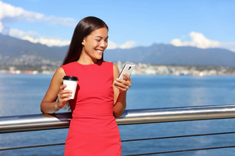 女商人喝咖啡移动电话应用程序玩<strong>视频</strong>游戏在线亚洲女人放松工作<strong>城市城市</strong>生活方式