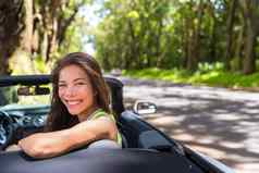 快乐年轻的亚洲女人放松可转换车夏天路旅行假期旅行目的地开车自然道路