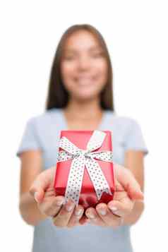 女人给红色的礼物盒子圣诞节生日礼物孤立的白色背景假期西索姆购物概念夫人展示可爱的装饰包工作室