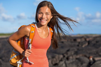 快乐徒步旅行女孩旅游旅行冒险年轻的徒步旅行亚洲背包客女人徒步旅行者走熔岩岩石夏威夷基拉韦厄火山活跃的生活方式