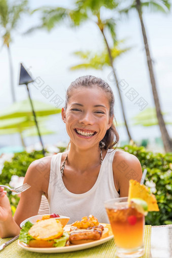快乐女人餐厅吃夏威夷汉堡菠萝karaage炸鸡夏威夷日本融合食物亚洲女孩酒店餐厅表格夏天旅行假期