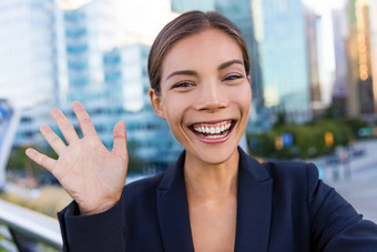 业务女人采取自拍照片聪明的电话应用程序智能手机社会媒体年轻的女商人智能手机微笑快乐穿西装夹克在户外城市女专业
