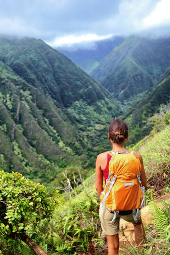 徒步旅行者女人背包客徒步旅行背包夏威夷山waihee脊小道毛伊岛美国徒步旅行者女孩走热带森林自然景观