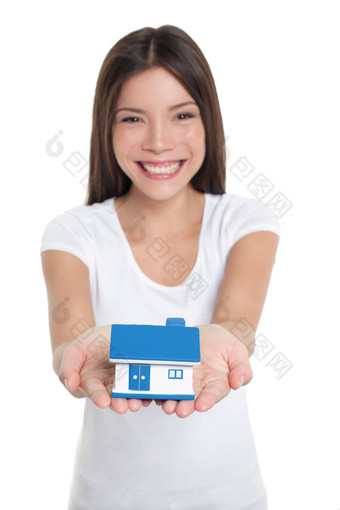 房主购买房子快乐亚洲女人持有手真正的房地产房子微笑显示微型玩具首页保险保护概念