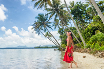 塔希提岛奢侈品旅行海滩假期女人走波利尼西亚掩盖事实真相裙子海滩装田园天堂岛法国波利尼西亚红色的传统的衣服比基尼花女孩