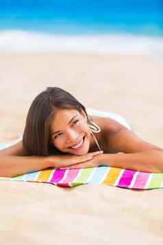 海滩女人思考Copyspace多民族的亚洲中国人高加索人女女孩放松海滩毛巾微笑快乐
