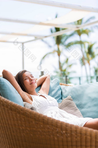 奢侈品酒店生活方式女人放松睡觉享受奢侈品沙发户外天井生活房间快乐夫人说谎舒适的枕头采取La2健康健康