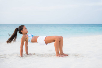 反向表格前构成瑜伽先进的健身培训锻炼锻炼女孩海滩锻炼核心手臂肌肉的姿势延伸前面身体亚洲女人