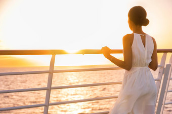 巡航船假期女人享受日落旅行海优雅的快乐女人白色衣服海洋放松奢侈品巡航衬管船