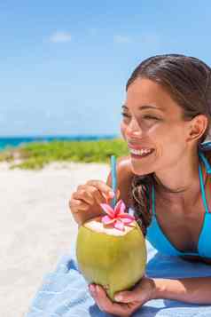 快乐亚洲女孩喝新鲜的椰子水海滩假期热带旅行目的地太阳晒黑夏天假期旅游女人放松享受喝