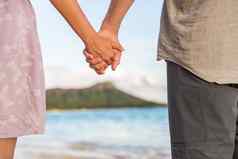 夫妇爱持有手走海滩放松威基基海滩火奴鲁鲁夏威夷美国夏天旅行钻石头山背景