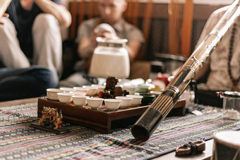 茶仪式进行了茶主茶聚会，派对风格放荡不羁的嬉皮茶杯特殊的木咖啡表格准备马沙拉茶茶准备火迪吉里杜管