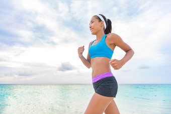 健身动机运行女孩形状夏天失去重量慢跑培训有氧运动海滩快乐亚洲女人跑步者早....运行