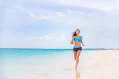 锻炼健身运动员女人慢跑海滩培训有氧运动夏天假期背景蓝色的海洋水太阳天空景观快乐亚洲女孩运行光着脚