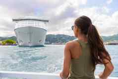 女人旅游户外海岸游览巡航船船停靠港口调用港口加勒比目的地热带夏天旅行旅游假期