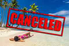 旅行假期飞行取消了冠状病毒旅行禁止电晕病毒危机航空公司旅行行业取消了红色的邮票文本海滩女人放松说谎假期