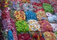 色彩鲜艳的糖果市场摊位