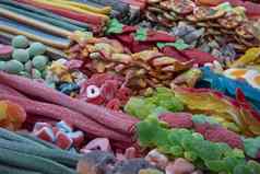 色彩鲜艳的糖果市场摊位