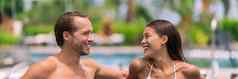 快乐夫妇会说话的奢侈品度假胜地酒店旅行海滩假期夏天假期亚洲女人男人。放松游泳池